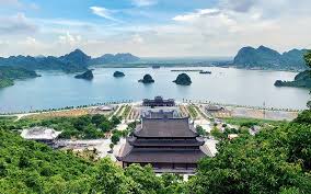 Tam chúc là ngôi chùa lớn nhất việt nam, nằm tại thị trấn ba sao và xã khả phong, huyện kim bảng, tỉnh hà nam. Khu Du Lá»‹ch Trá»ng Ä'iá»ƒm Quá»'c Gia Tam Chuc Ä'on Báº©y TÄƒng TrÆ°á»Ÿng Du Lá»‹ch Ha Nam Bao Nhan Dan