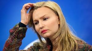 Ebba busch thor dansar själv i den ringdans runt jimmie åkesson som hon anklagar lööf & björklund för, där thor glömt sin danspartner ulf kristersson. Ebba Busch Thor Jimmie Akesson Flortar Outtrottligt Med Kd Dn Se