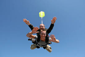 Offrez un concentré d'adrénaline à l'occasion d'un saut en parachute avec chute libre. Tandem Adherent A La Fepp