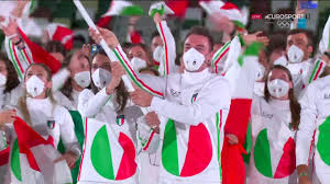 La 26enne chiude al terzo posto e strappa direttamente la qualificazione alle semifinali (passavano le prime quattro), venendo preceduta soltanto dalla quotatissima statunitense kendra harrison (12.74) e dall'australiana liz clay (12.87). Tokyo 2020 Olimpiadi La Sfilata Dell Italia Durante La Cerimonia Inaugurale Dei Giochi Giochi Olimpici Video Eurosport