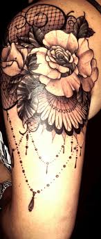 Rosen Tattoo Mit Spitze Und Ketten By Rakathe Alteste Tatowierstube Hamburg Tattoo Spitze Rosen Tattoo Tattoo Kette