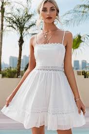 Pour les jeunes demoiselles, on fond pour cette robe blanche et ses adorables broderies perles. Robe Dentelle Blanche Boheme Miss Boheme