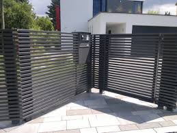 Alu Und Kunststoff Leichte Pflege Und Langlebigkeit Sind Nur Zwei Vorteile Von Kunststoff Und Alu Zaunen Grosse Auswah Zaun Garten Metallzaun Hintergarten