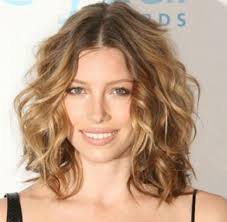 messy long bob jessica biel keeps popping up in hairstyles i like lol wellige frisuren kurzhaarschnitt rundes gesicht haarschnitt