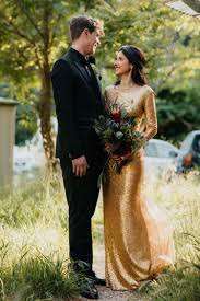 Maybe you would like to learn more about one of these? Goldenes Brautkleid Der Neueste Trend Fur Eine Glamour Pur Hochzeit