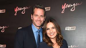 Blue bloods wurde endlich um eine 12.staffel verlängert. Das Ist Mariska Hargitays Ehemann Peter Hermann