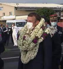 Macron a été accueilli par un 'orero, une déclaration traditionnelle d'un conteur respecté, alors qu'il arrivait à papeete, la principale ville de tahiti, à 12 fuseaux horaires de paris. Rwdkyx5d093bum