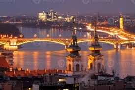 Országos széchényi könyvtár , 2020. Vue De Nuit Sur Le Danube A Budapest Hongrie 1405484 Banque De Photos