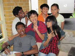 Aaron merupakan anak orang yang paling kaya di sekitar kawasan perumahan mereka. Facebook