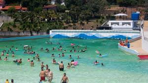 Ja, het ligt 0,9 mijl vanaf het centrum van castanheira de pera. Praia Das Rocas Ondas E Animacao Em Castanheira De Pera