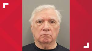 Man accused of pretending to be a doctor, Secret Service agent facing 2  charges