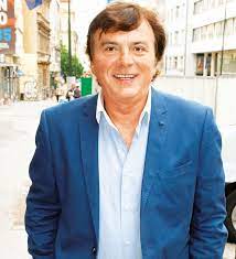 I ten ze dne na den skončil bez práce, a přestože divadelní spolky mohou fungovat, podle. Jak Se Pavel Travnicek Stal Princem Nasehvezdy Cz