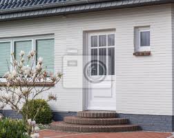 Find out more list your house. Weisse Haustur Eines Hauses Leinwandbilder Bilder Doorhandle Haustur Klinker Myloview De