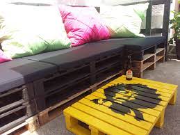 Our Family Wanted A Relaxing Place To Hang Out We Made This Pallet Corner Seating Coffee Table W Pallet Furniture Outdoor Coffee Table Design Pallet Furniture