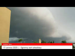 Jest ona przytwierdzona do podstawy chmury macierzystej, zazwyczaj burzowej, rzadko kłębiastej. Wal Szkwalowy Burza Odc 67 Walszkwalowy Burza Storm Shelfcloud Youtube