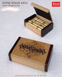 #kreatif barang bekaside kreatif sederhana yang berguna bagi yang hobi merokok, supaya tidak buang abu dan puntung rokok sembarangan.jangan lupa subcribe, li. Pin Di Wood Cigarette Case Kotak Rokok Kayu Kotak Kayu Wood Box