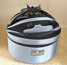 A safety tether, large front zipper pocket plus two smaller end pockets. Review Sleepypod Mobile Pet Bed The Conscious Cat