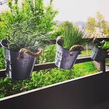 Nul Besoin D Avoir Une Grande Cour Arriere Pour Profiter D Un Jardin Secret On Peut Facilement Transformer Son Balcon Ou S Coin Jardin Jardins Urbains Jardins