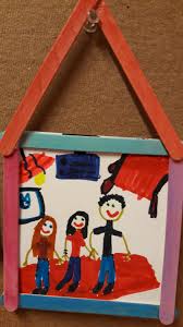 familie haus aus bastelstabchen familie mit filzstiften gezeichnet und ins haus geklebt familie basteln basteln rund ums kind