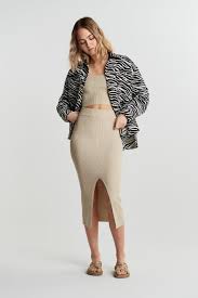 The ideas of fashion designers in recent years offer women maximum femininity, as evidenced by current studs and a scattering of dresses of various lengths. Harper Knitted Skirt Rocke Gina Tricot
