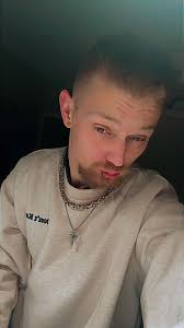 Hello I am Mike I live in the uk south wales 🏴󠁧󠁢󠁷󠁬󠁳󠁿 I am 59 I have  lost my left arm looking for a friend to complete me and yes I am single