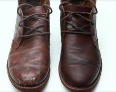 Un Produit Maison Qui Nettoie Le Cuir Le Ravive Et En Prend Soin Nettoyer Chaussures Cuir Nettoyer Cuir Chaussures A Faire Soi Meme