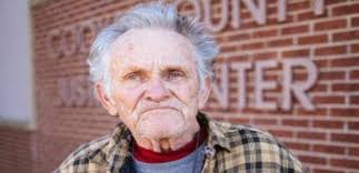 Encarcelan hombre de 76 años por alimentar gatos callejeros