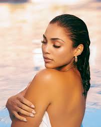 Unbreakable women don't sink. We evolve. 📸: @jg_v_fotography