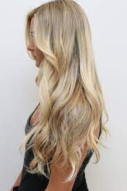 Idee Coiffure Description Couleur Blonde Cheveux Longs Boucles Balayage Blond Debardeur Noir Cheveux Blond Cheveux Couleur Blonde Blond Californien