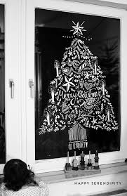 Schnapp dir einen edding kreidemarker, stell dich ans fenster und leg los. Diy Opulente Weihnachtliche Fensterdeko Mit Kreidemarker Happy Serendipity