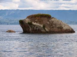 Sang batu ingin ikut terbang ke langit, tetapi dilarang oleh nabi, sehingga berhenti dalam posisi melayang hingga sekarang. 6 Batu Yang Orang Batak Yakini Memiliki Kekuatan Magis