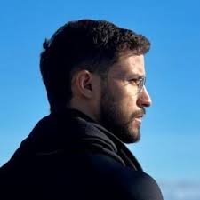 Por isso não desanimamos. Pelo contrário, mesmo que o nosso ser exterior se  desgaste, o nosso ser interior se renova dia a dia. Porque a nossa leve e  momentânea tribulação produz para