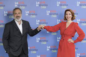 Ma si lamentano dell'eccessiva attenzione focalizzata sulla loro vita privata. Vita In Diretta L Inviata Intervista E Poi Si Tuffa In Realta E Una Miss Professione Reporter