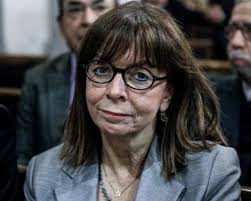 Katerina Sakellaropoulou è la prima donna Presidente della Repubblica della  Grecia. Un altro passo in avanti per le parti opportunità delle donne nel  mondo: sul soffitto di cristallo si aprono ogni giorno