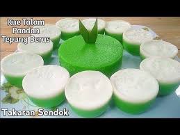 Resep kue lapis bisa untuk jualan dipotong kecil ditaruh plastik takaran sendok ini aku suka,karena disuwir lembar perlembar,rasanya manis kenyal da. Kue Talam Pandan Tepung Beras Takaran Sendok Lembut Manis Gurih Youtube Desserts Food Beras