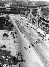 Blick Von Der Kaiser Wilhelm Gedachtniskirche In Die Hardenbergstrasse 2 Gebaude Von Rechts Ufa Palast Am Zoo Im Mit Bildern Historische Bilder Berlin Geschichte Bilder