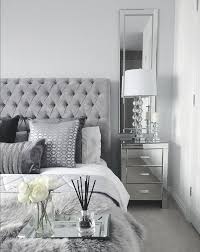 Black And Silver Bedroom Decor Graues Schlafzimmer Inspo Graues Schlafzimmer Im Innenraum Silber Spiegel Beistelltische Beis In 2020 Mirrored Bedroom Furniture Bedroom Interior Bedroom Inspo Grey
