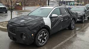 Motoman gets an early look at the upcoming 2022 hyundai santa cruz. 2022 Hyundai Santa Cruz Pickup Leak Shows Shorter Bed Unique Front Grille And Taillights Also Spotted Itech Post