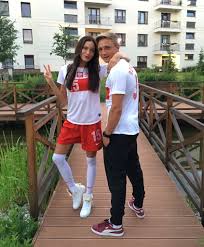 Okazuje się, że po raz kolejny dopuścił się zdrady. Jakub Rzezniczak 25 On Twitter Kibicujemy