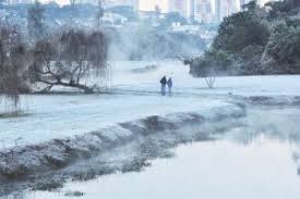 Ofrio intenso provocado pela passagem desta forte e grande massa de ar frio de origem polar vai permitir a formação da geadaem amplas áreas do rio grande do sul, de santa catarina, do paraná, de mato grosso do sul e de são paulo e também no sul de minas gerais. Oe56gqc I3jymm