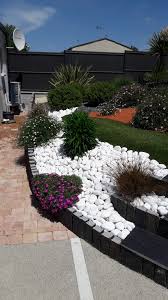 Un Jardin Borde De Vegetation Et De Differents Agregats En Pierre Naturelle Entoures Aussi De Deco Petit Jardin Amenagement Jardin Decoration Jardin Exterieur