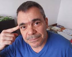 No tiren un libro, alguien se ocupará de ver qué se puede hacer con él» 📚  Diego Sachella creó el proyecto Bibliotecas de Libros (no) Tirados a la  Basura que recolecta ejemplares