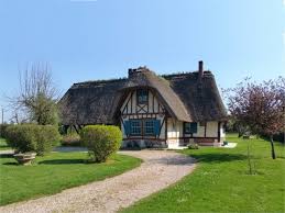 Les fermes à colombage, disséminées à travers la campagne normande, sont caractéristiques de la région. Une Chaumiere Normande Renovee Dans Un Style Campagne Chic