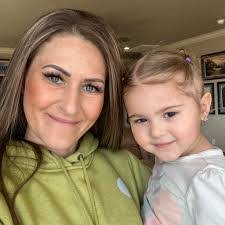 Jennifer Spink's Instagram, Twitter & Facebook