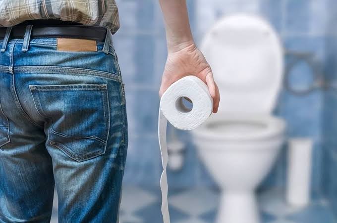 Phân hôi và bồn cầu dính có thực sự là dấu hiệu của ung thư ruột? Hãy cảnh  giác với 3 điều bất thường