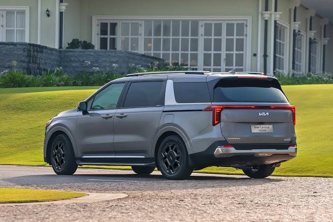 New Carnival Hybrid ưu đãi 100 triệu, cơ hội vàng mua xe gia đình cho khách Việt