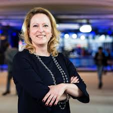 Voor ze er erg in had, zat ze in een commissie. Esther De Lange Wikipedia