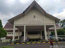 Aplikasi kantor gratis untuk mengelola pekerjaan staf kantor. Satu Anggota Positif Corona Gedung Dprd Cianjur Tidak Terima Tamu