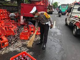 Info lomba selengkapnya langsung saja kunjungi ig berikut : Akibat Kelebihan Muatan Puluhan Kerat Teh Botol Sosro Tumpah Ke Jalan Denpasar Update