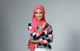 Nur nabila mohd razali (lahir 13 november 1992) merupakan seorang penyanyi dan pelakon wanita malaysia. Biodata Nabila Razali Penyanyi Lagu Pematah Hati Azhan Co